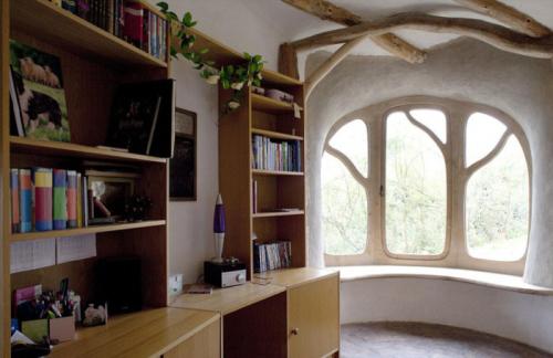 Дом из природного материала. Молодая семья построила уютный дом из природных материалов, потратив минимум средств