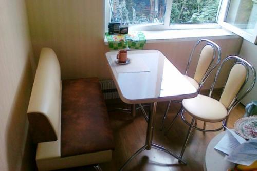 Дизайн кухни с диваном и телевизором. Лучшие варианты моделей диванов для малогабаритных кухонь