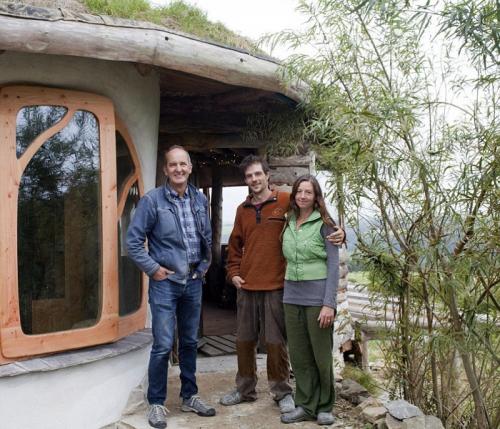 Дом из природного материала. Молодая семья построила уютный дом из природных материалов, потратив минимум средств