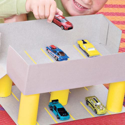 Парковка своими руками из коробки. Парковка и гараж для игры с машинками