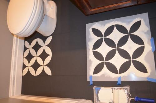 Трафареты для напольной плитки. Мастерица полностью преобразила пол в ванной, используя лишь трафарет и немного краски