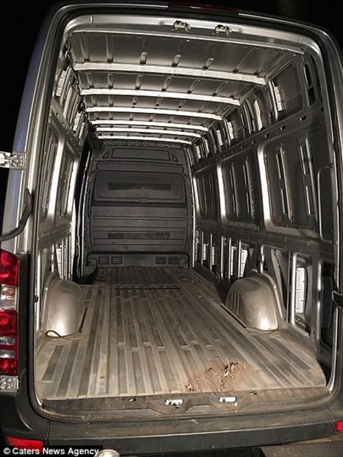 Дом на колесах из минивена. Инженер-любитель приобрел подержанный микроавтобус и превратил его в уютный мини-дом