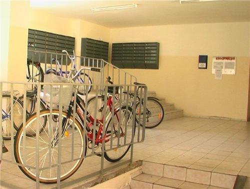 Где хранить велосипед в многоквартирном доме. Можно ли хранить велосипед на лестничной площадке