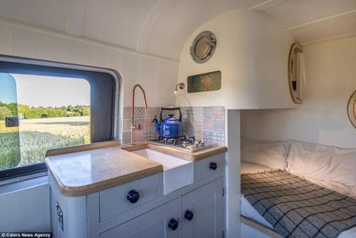 Дом на колесах из минивена. Инженер-любитель приобрел подержанный микроавтобус и превратил его в уютный мини-дом