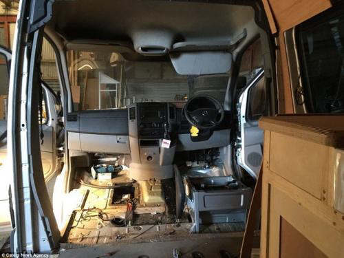 Дом на колесах из минивена. Инженер-любитель приобрел подержанный микроавтобус и превратил его в уютный мини-дом