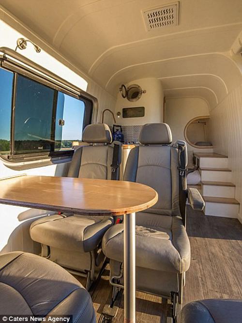 Дом на колесах из минивена. Инженер-любитель приобрел подержанный микроавтобус и превратил его в уютный мини-дом