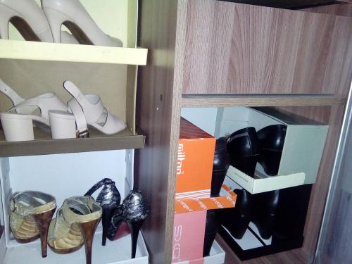 Где хранить обувь в коробках. Организуем хранение обуви: стеллажи из обувных коробок своими руками