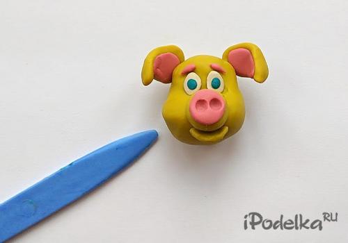 Поделки на новый год 2019 своими руками. Новогодняя желтая свинка из пластилина