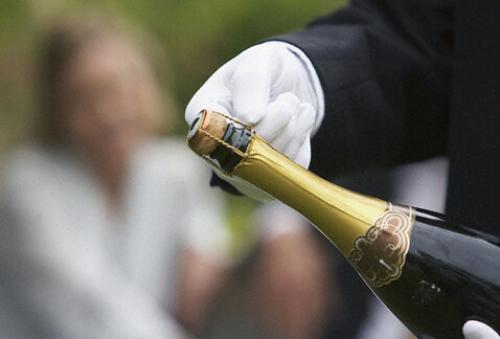 Как открыть шампанское с брызгами. Как правильно открыть шампанское без выстрела и брызг