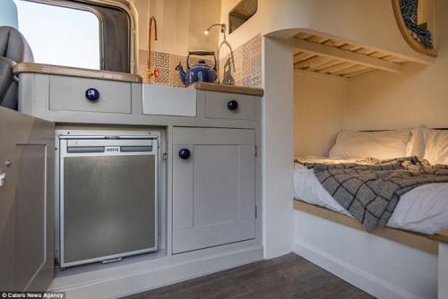 Дом на колесах из минивена. Инженер-любитель приобрел подержанный микроавтобус и превратил его в уютный мини-дом