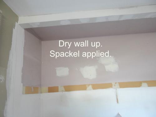 Шкаф в узкой нише. Хозяин квартиры преобразил нишу в комнате. А главное удалось разместить все необходимое