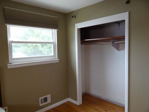 Шкаф в узкой нише. Хозяин квартиры преобразил нишу в комнате. А главное удалось разместить все необходимое