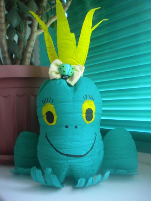 Как сделать лягушку из бутылки пластиковой. Веселая лягушка из пластиковой бутылки