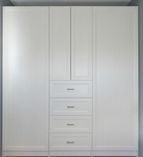 Шкаф в узкой нише. Хозяин квартиры преобразил нишу в комнате. А главное удалось разместить все необходимое