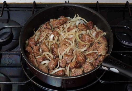 Как приготовить говяжью печень в сметане с луком — рецепт печени говяжьей, тушенной в сметане на сковороде, с пошаговыми фото