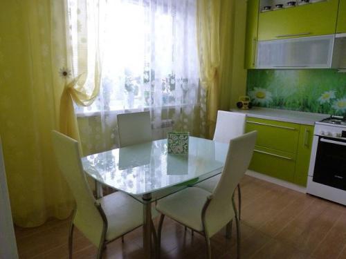 Кухня с зелеными стенами. Преимущества бело-зеленых тонов на кухне