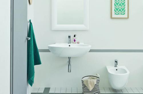 Интерьер ванной комнаты маленького размера. Зонирование