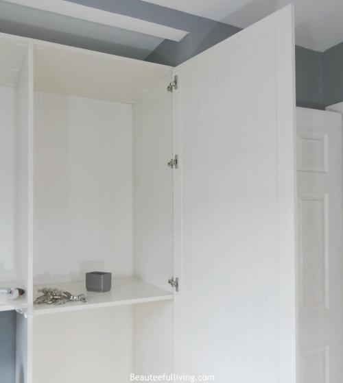 Шкаф в узкой нише. Хозяин квартиры преобразил нишу в комнате. А главное удалось разместить все необходимое