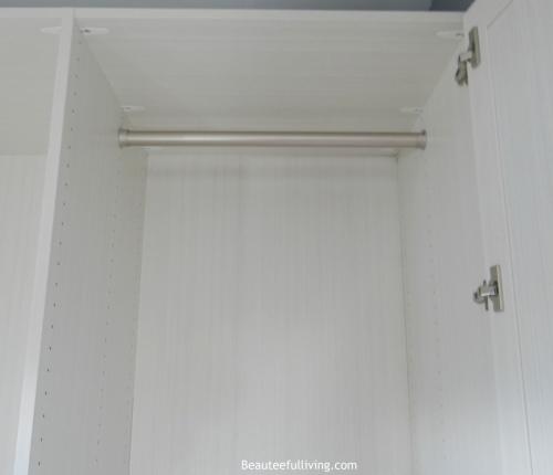 Шкаф в узкой нише. Хозяин квартиры преобразил нишу в комнате. А главное удалось разместить все необходимое