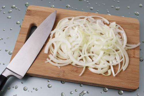 Как приготовить говяжью печень в сметане с луком — рецепт печени говяжьей, тушенной в сметане на сковороде, с пошаговыми фото