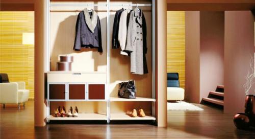 Шкаф-купе в нише коридора. Особенности встроенного шкафа