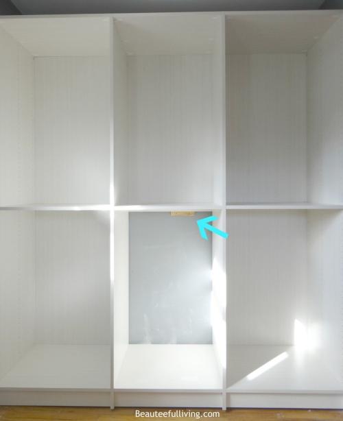 Шкаф в узкой нише. Хозяин квартиры преобразил нишу в комнате. А главное удалось разместить все необходимое