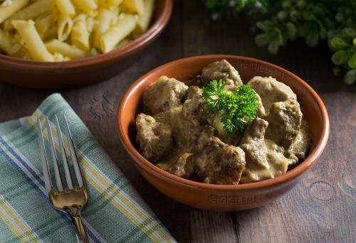 Как приготовить говяжью печень в сметане с луком — рецепт печени говяжьей, тушенной в сметане на сковороде, с пошаговыми фото