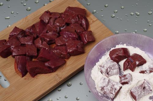 Как приготовить говяжью печень в сметане с луком — рецепт печени говяжьей, тушенной в сметане на сковороде, с пошаговыми фото