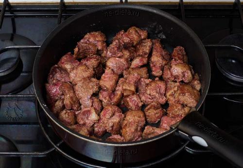 Как приготовить говяжью печень в сметане с луком — рецепт печени говяжьей, тушенной в сметане на сковороде, с пошаговыми фото