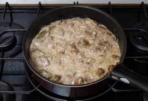 Как приготовить говяжью печень в сметане с луком — рецепт печени говяжьей, тушенной в сметане на сковороде, с пошаговыми фото