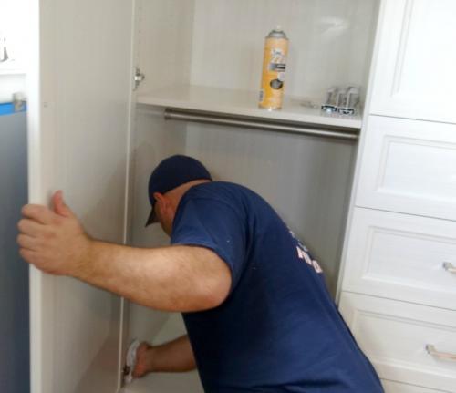 Шкаф в узкой нише. Хозяин квартиры преобразил нишу в комнате. А главное удалось разместить все необходимое