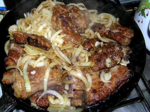 Говяжья печень с луком. Как приготовить печень говяжью на сковороде, чтобы она была мягкой и вкусной?