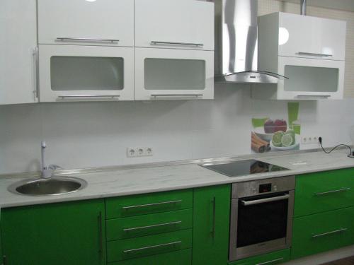 Кухня с зелеными стенами. Преимущества бело-зеленых тонов на кухне