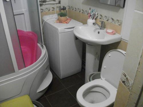 Дизайн совмещенного санузла в хрущевке. Стиральная машина в дизайне маленькой ванной