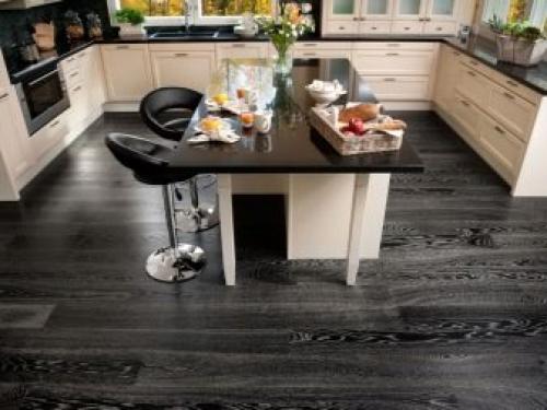 Паркетная доска на кухне. Плюсы паркетных кухонных полов 02