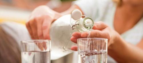 Зачем пить воду по утрам. Полезная привычка: стакан воды натощак с утра