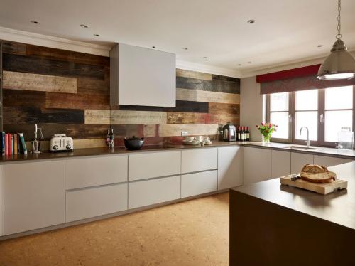 Ламинат на кухне на стене. Стилистическое решение для кухни в виде отделки ламинатом: варианты необычного дизайна, советы оформления и уход за поверхностью после монтажа