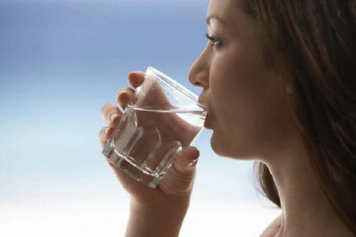 Почему нужно пить много воды. Причины, почему вредно пить много воды