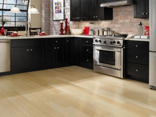 Ламинат на кухне. Ламинат на кухню: особенности выбора напольного покрытия