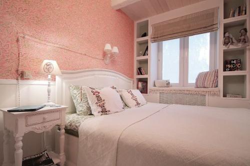 Спальня в розовом цвете с уютным подоконником 01