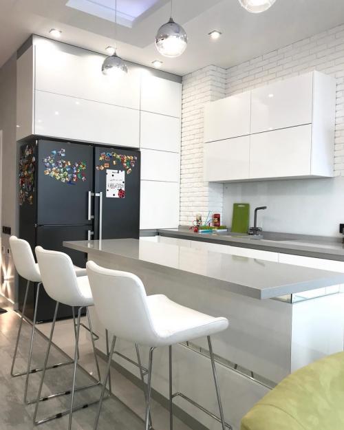 Кухня с кирпичной кладкой на стене и интересной подсветкой на потолке 01