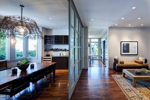 Интерьер гостиной совмещенной с кухней в частном доме. Как обустроить гостиную, совмещенную с кухней?