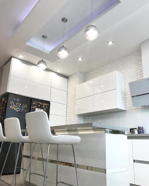 Кухня с кирпичной кладкой на стене и интересной подсветкой на потолке 03