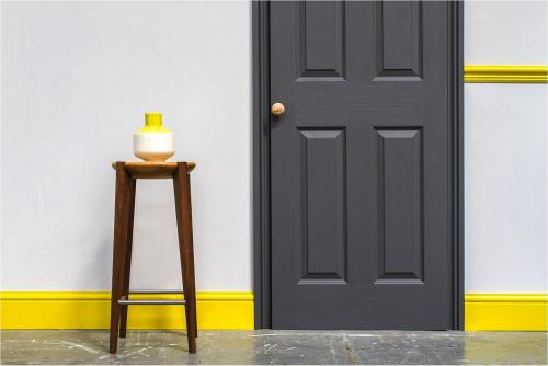 Серый плинтус в интерьере. Как должны сочетаться плинтус и пол в интерьере [7 советов от дизайнера]