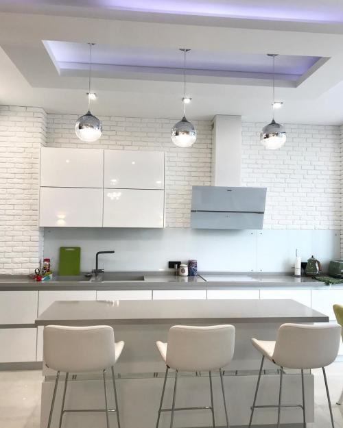 Кухня с кирпичной кладкой на стене и интересной подсветкой на потолке 02