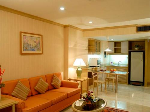 Шкаф купе в зале хрущевки. Творческий подход к пространству