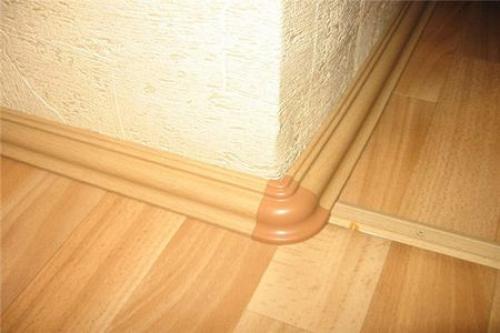 Как подобрать плинтус к ламинату. Как подобрать плинтус для ламината и как производится его установка?