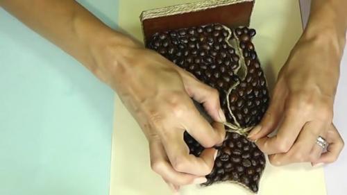 Кошки из бутылок и шпагата. Декоративная поделка (кошка) из кофейных зёрен