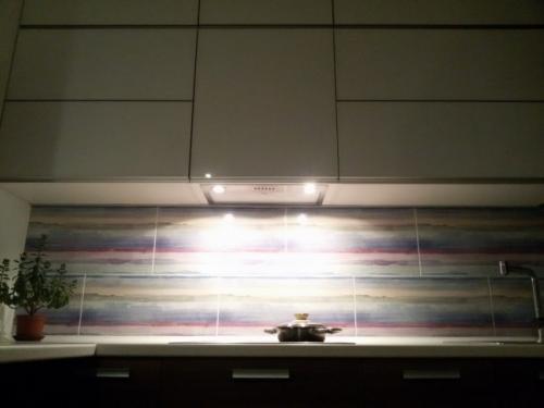 Кухня гостиная 40 метров в частном доме. Дизайн современной кухни-гостиной 40 кв м с фасадами из стекла и пеналами с техникой