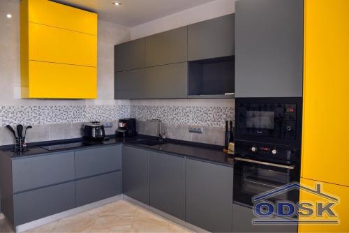 Кухня с яркими желтыми акцентами 01